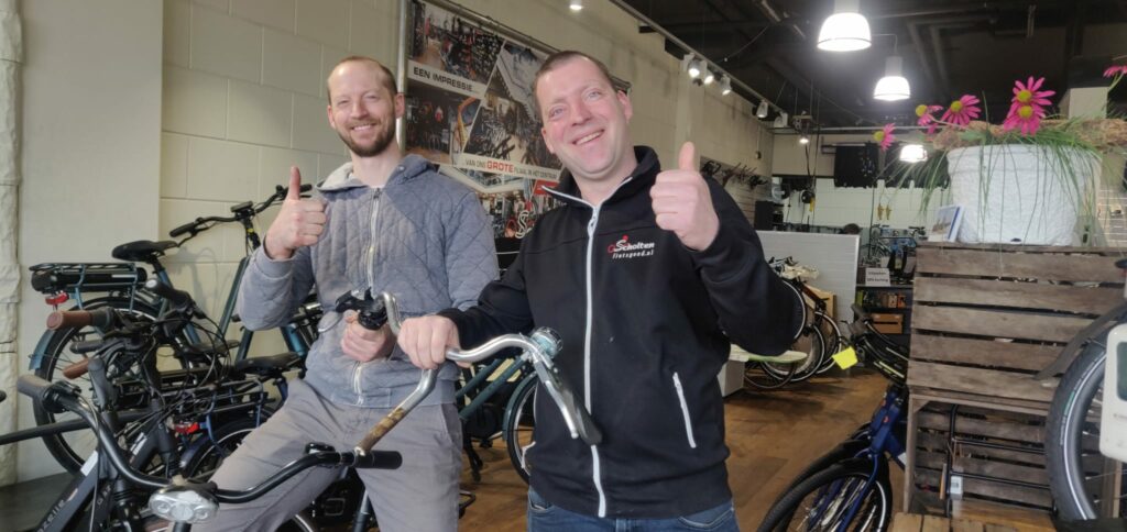 Fietsacrobaat Tobit en Joris Wind van Scholten Fietsgoed te Zwolle