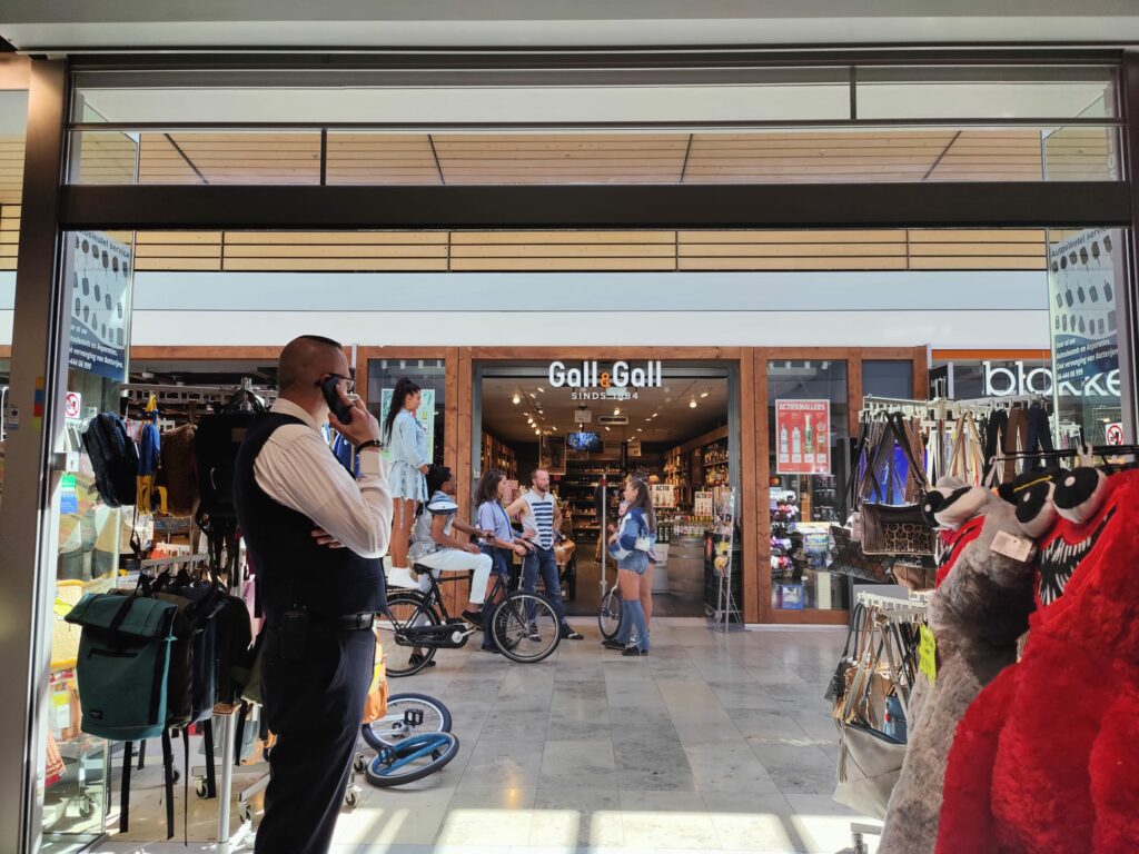 Magic Circus winkelt in Winkelcentrum Koningshoek te Maassluis 2022