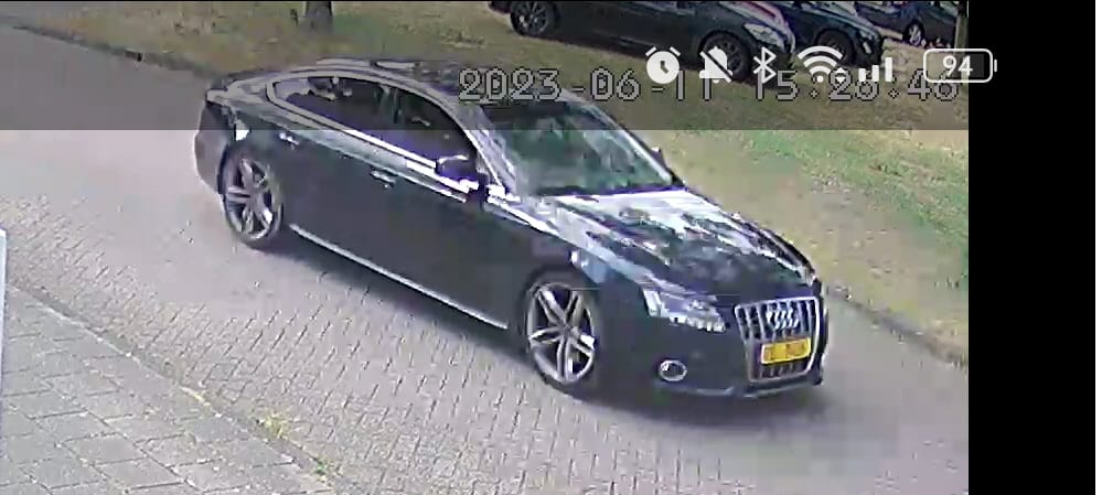 De vluchtauto van de inbrekers bij het Magic Circus