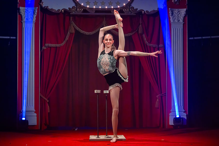 Magic Circus 2025 Valo - Ada - Handstand contortionisme