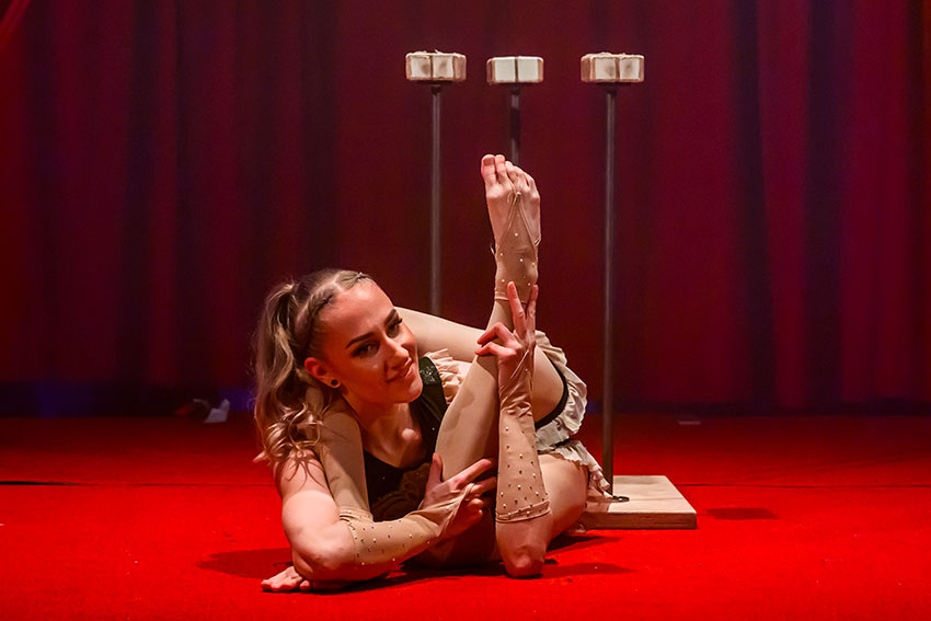 Magic Circus 2025 Valo - Ada - Handstand contortionisme