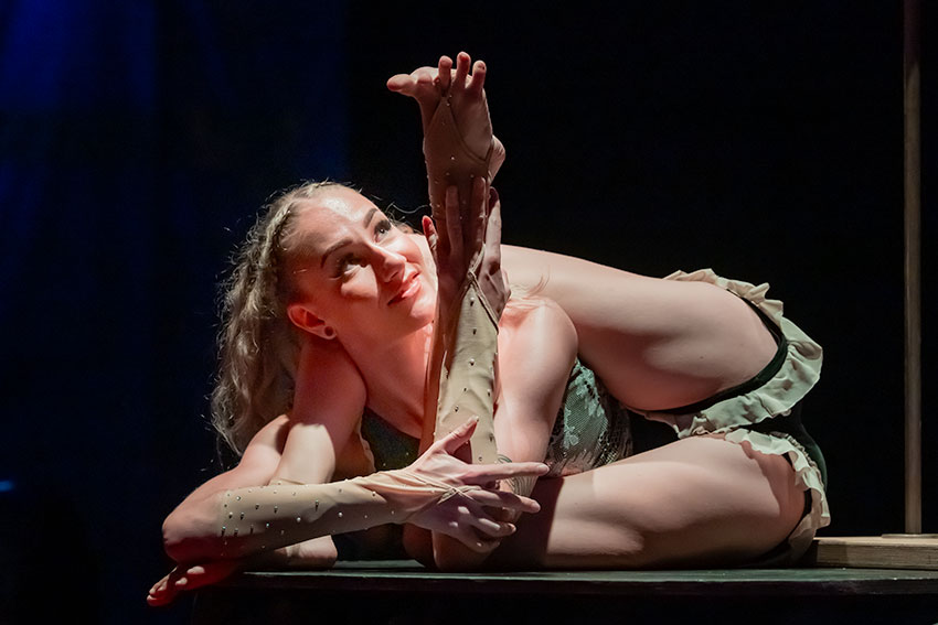 Magic Circus 2025 Valo - Ada - Handstand contortionisme