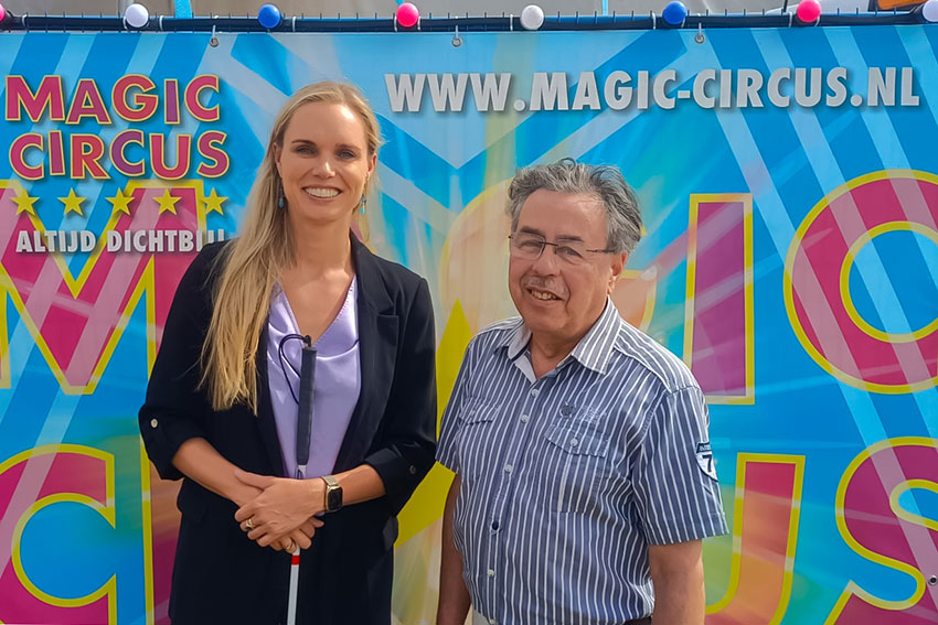 Burgemeester Tjarda Struik van Leiderdorp poseert naast Magic Circus directeur Maurice Veldkamp voor een grote banner met daarom de tekst Magic Circus.