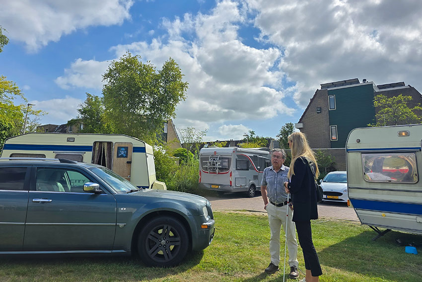 Burgemeester Tjarda Struik van Leiderdorp en circusdirecteur Maurice Veldkamp in gesprek op het circusterrein tussen de caravans.