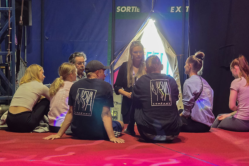 Burgemeester Tjarda Struik van Leiderdorp in gesprek met een aantal Finse circusartiesten van Magic Circus, het Nederlands Stadscircus.