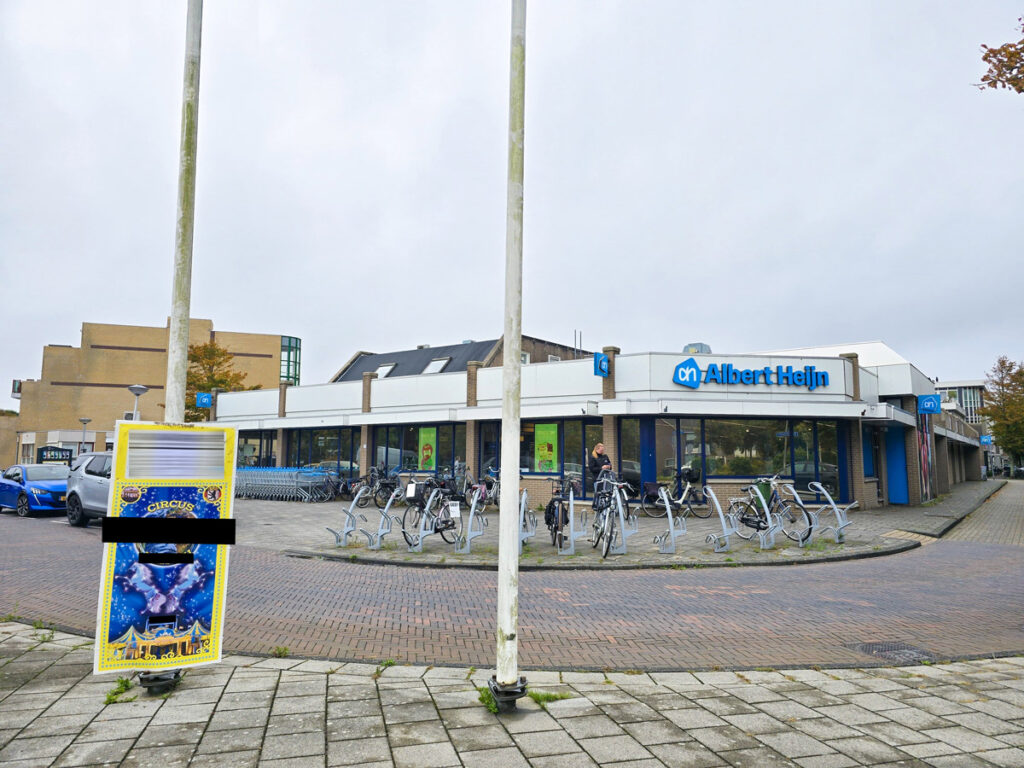 De door een Duits circus illegaal geplaatste reclameborden voor de Albert Heijn in Noordwijk.