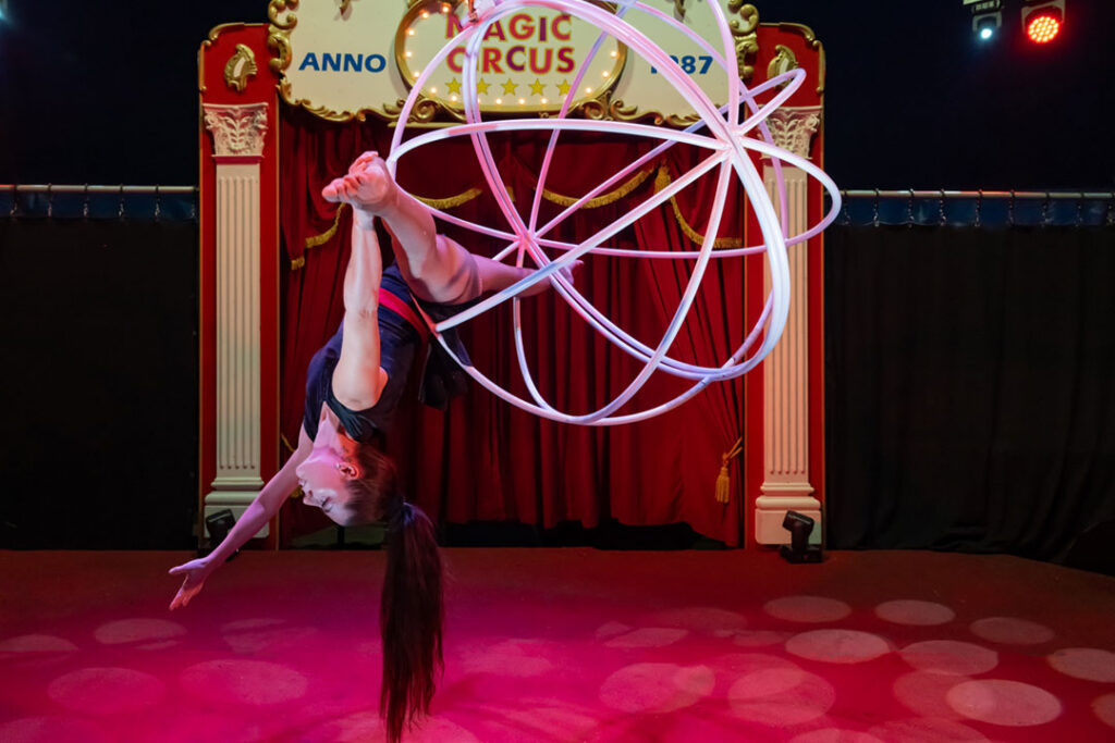 Magic Circus Bola 2026: Anna Jednorowicz in de aerial splitting globe.